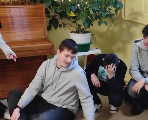 7.klases kolektīvs iepriecina sociālās aprūpes centra „Vecpiebalga” iemītniekus Ziemassvētkos.