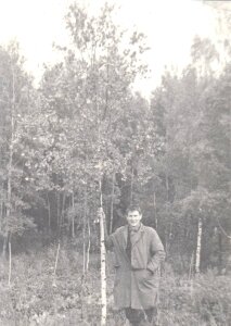 12.izlaiduma absolventi Gunta Piliņa (precējusies - Riža) un Jānis Riža 1969.gadā pie saviem stādītajiem bērziņiem.