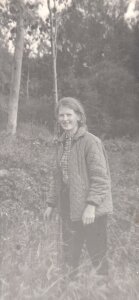 12.izlaiduma absolventi Gunta Piliņa (precējusies - Riža) un Jānis Riža 1969.gadā pie saviem stādītajiem bērziņiem.