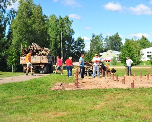 Par estrādi un rotaļlaukumu