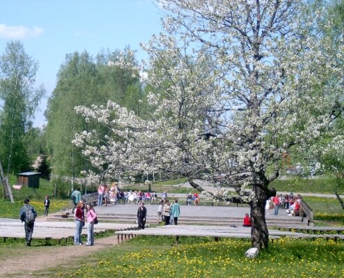 Par estrādi un rotaļlaukumu